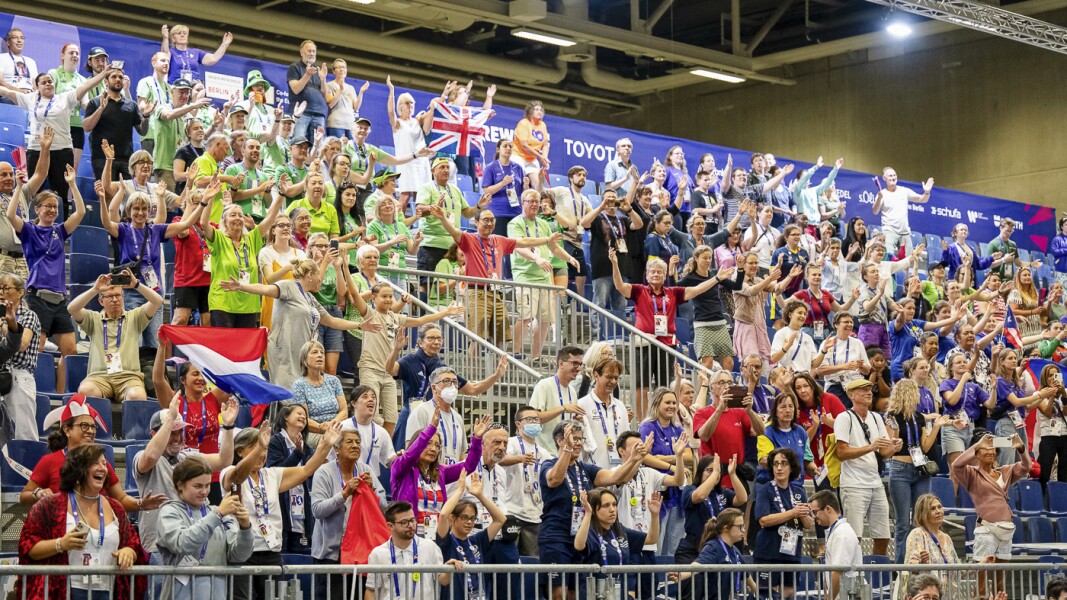 Auf dem Foto sind Fans zu sehen, welche den Athlet*innen freudig zujubeln.