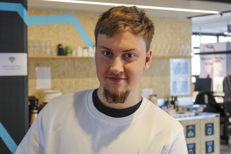 Das Foto zeigt unseren Mitarbeiter Maximilian Kröber während des Interviews zum Thema "Mitarbeit im LOC". Er schaut un die Kamera und hat ein Lächeln im Gesicht.