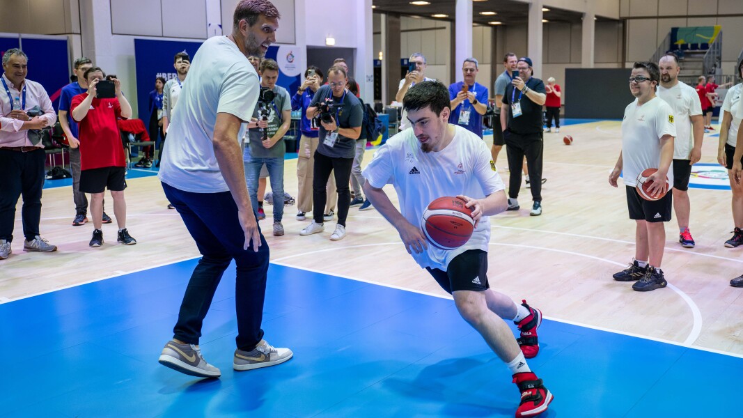 Basketball player Dirk Nowitzki visits the 3x3 basketball training of the German team.