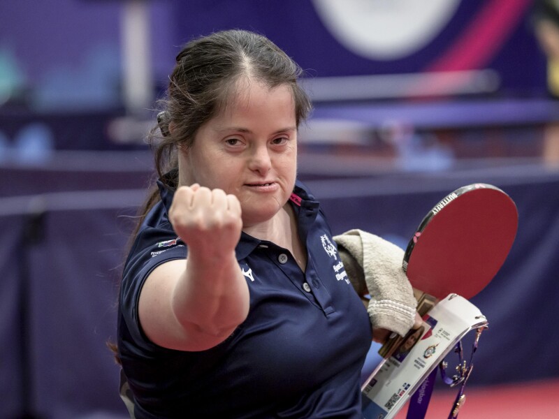 Auf dem Foto ist eine Tischtennisspielerin zu sehen.