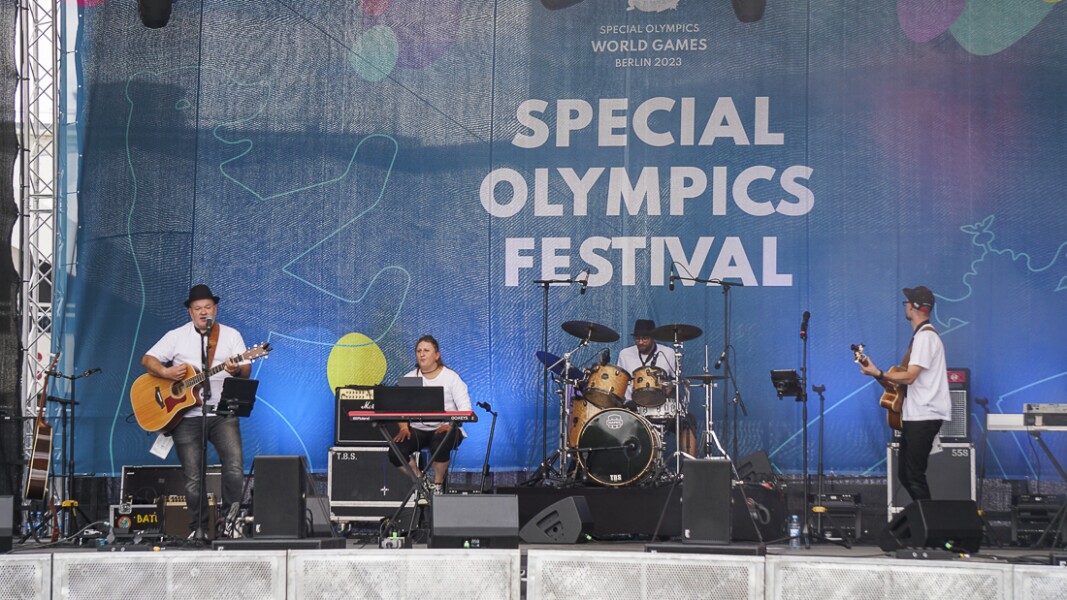 The photo shows a music group on the stage of the SO Festival. All musicians seem to be playing their instruments in a concentrated way.