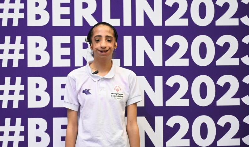 Auf dem Bild sieht man eine Junge Athletin der Rhythmischen Sportgymnastik.