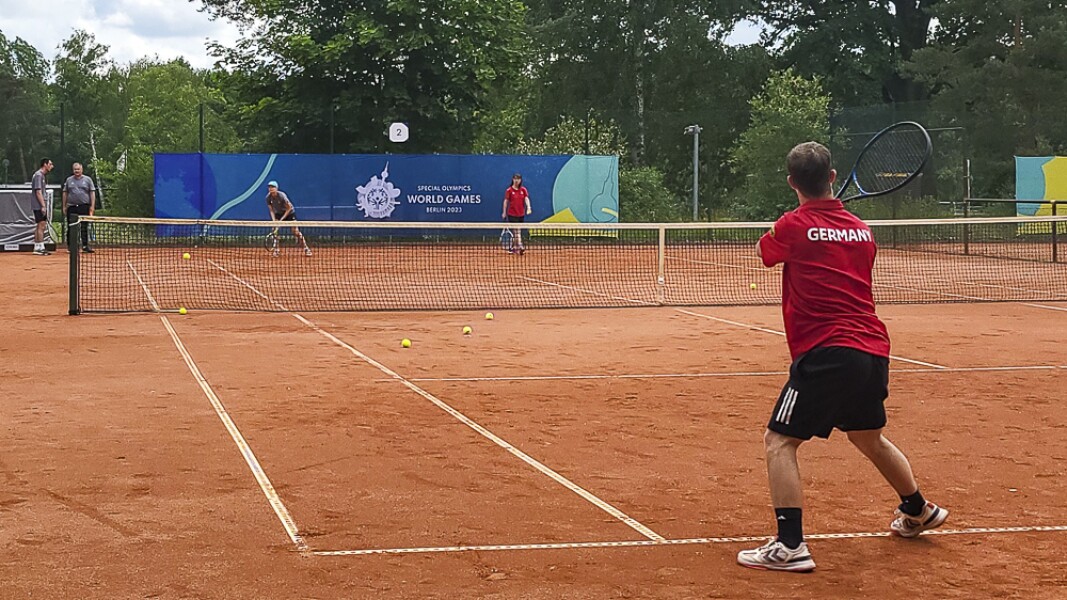 In the photo you can see SO Germany tennis players athlete. They are training on the tennis court