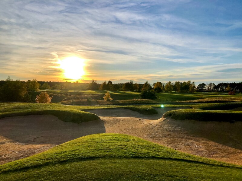 The photo shows the golf course of the resort in Bad Saarow.