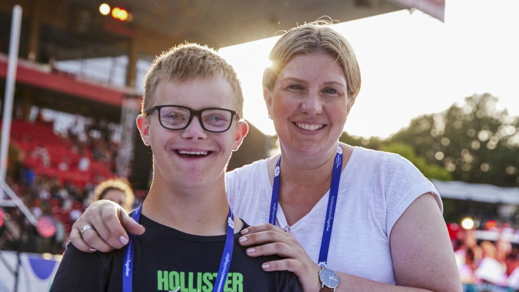 Auf dem Foto ist ein junger Athlet mit seiner Mutter zu sehen. Sie lächeln beide in die Kamera und haben Spaß auf der Eröffnungsfeier der Nationalen Spiele Berlin 2022.