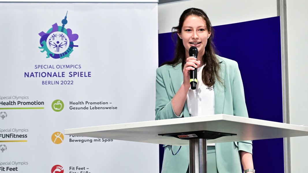 Isabell Harbrecht, Verantwortlich für Healthy Athletes im Organisationskomitee, hält eine Rede zur Eröffnung des Healthy Athlete Programms.