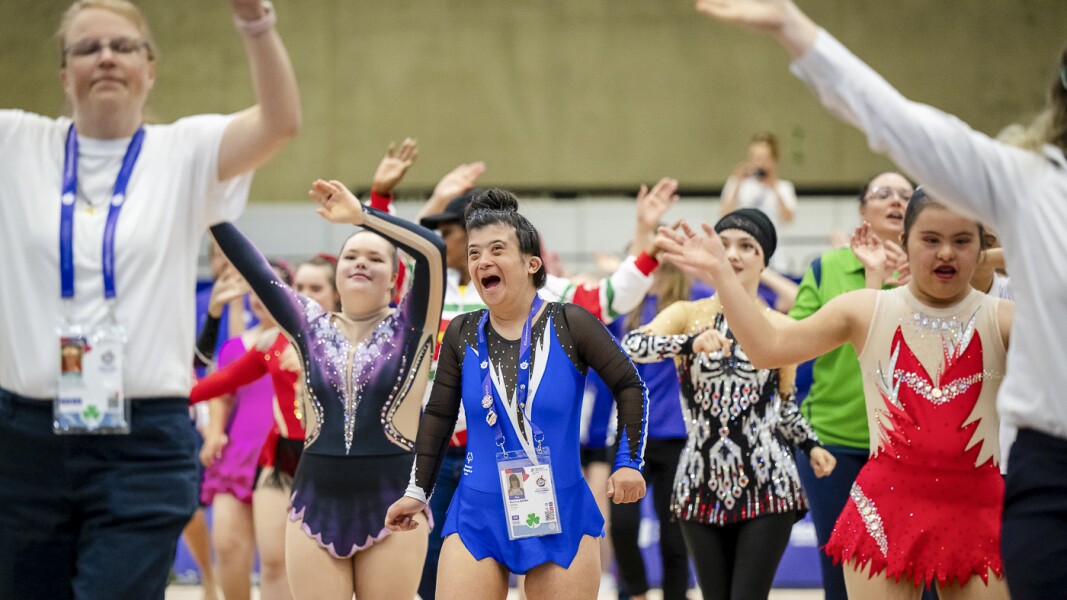 Auf dem Foto sind Athlet*innen der Rhytmischen Sportgymnastik zu sehen. Sie freuen sich gemeinsam.