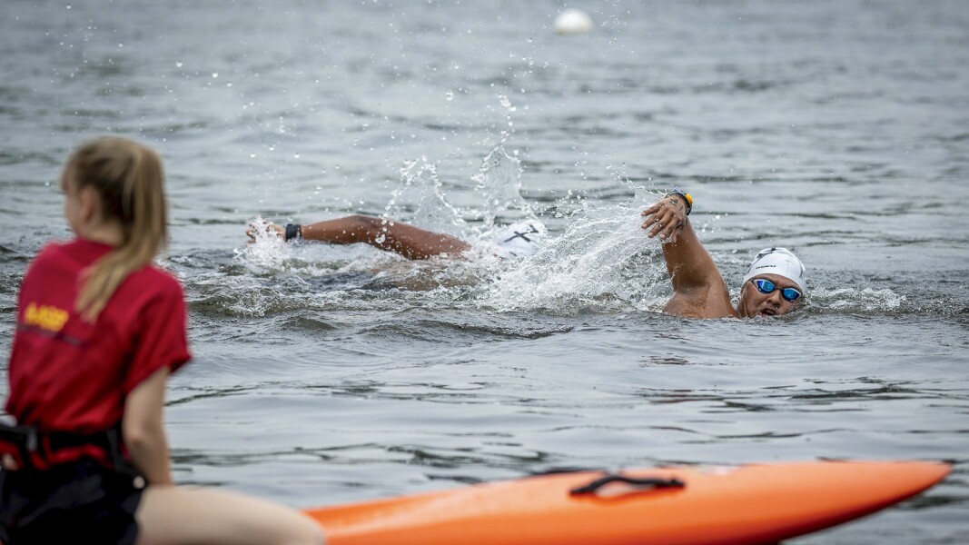 Das Foto zeigt eine Actionszene beim Freiwasserschwimmen.