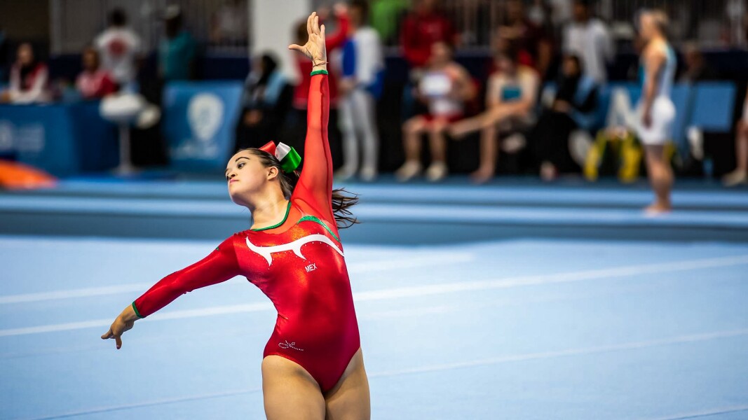 Das Bild zeigt eine mexikanische Athletin beim Wettbewerb in der Rhythmische Sportgymnastik.