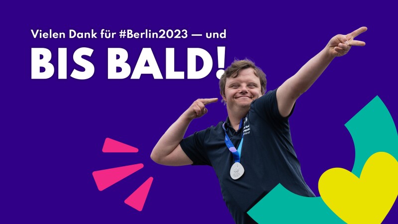 Das Bild ist eine Mischung aus farbenfrohen grafischen Elementen des World Games-Logos und einem Foto eines glücklich aussehenden Athleten während einer Madal-Zeremonie. Innerhalb des Bildes befindet sich eine Zeile mit der Aufschrift "Danke für #Berlin2023 — und bis bald!".