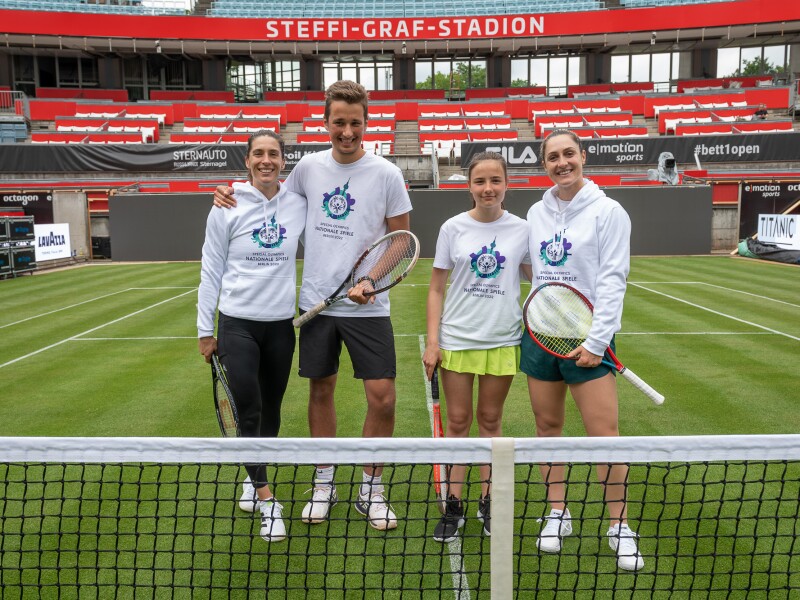 Auf dem Bild sieht man die Profi Tennis Spielerinnen Andrea Petkovic und Gaby Dabrowski gemeinsam mit Special Olympics Athlet Louis Kleemeyer und Athletin Samantha Eckert