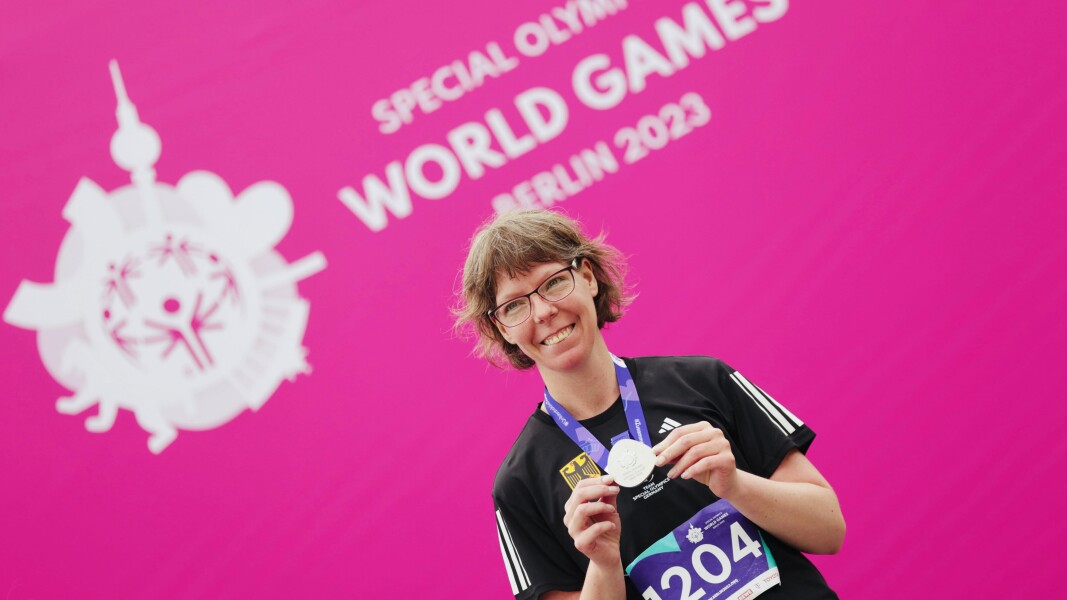 In the photo is Annika Meissner, track and field athlete from TeamSOD, smiling with a silver medal in her hands.