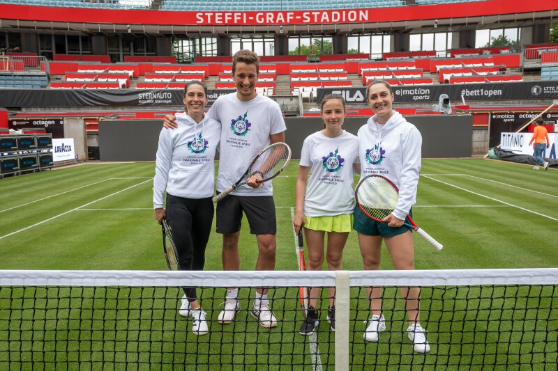 Auf dem Bild sieht man die Profi Tennis Spielerinnen Andrea Petkovic und Gaby Dabrowski gemeinsam mit Special Olympics Athlet Louis Kleemeyer und Athletin Samantha Eckert