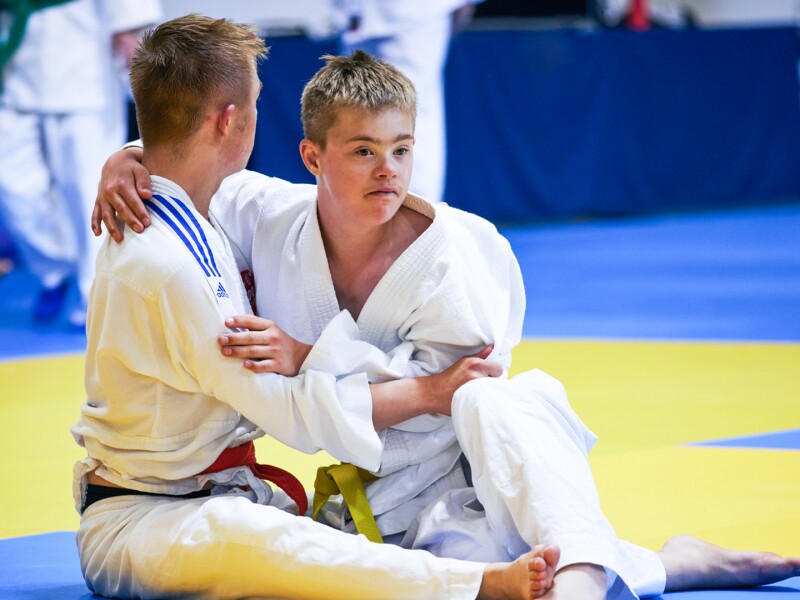 Auf dem Foto sind zwei Athleten beim Judo-Wettbewerb zu sehen.