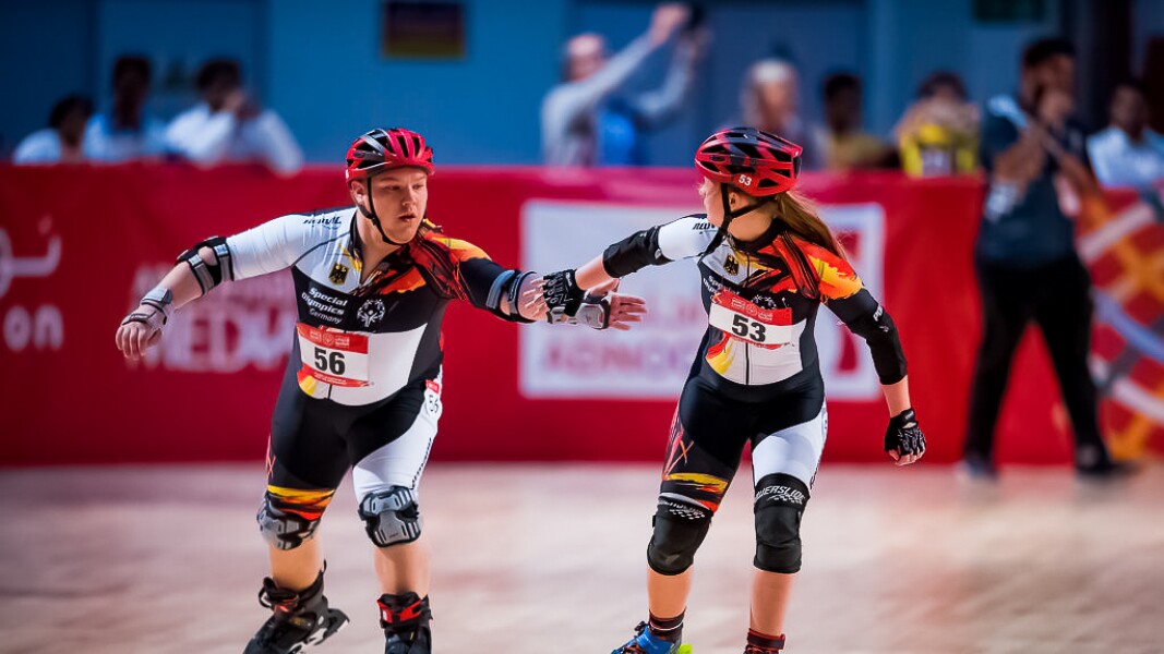 Das Foto zeigt einen Athlet und eine Athletin beim Roller Skating.