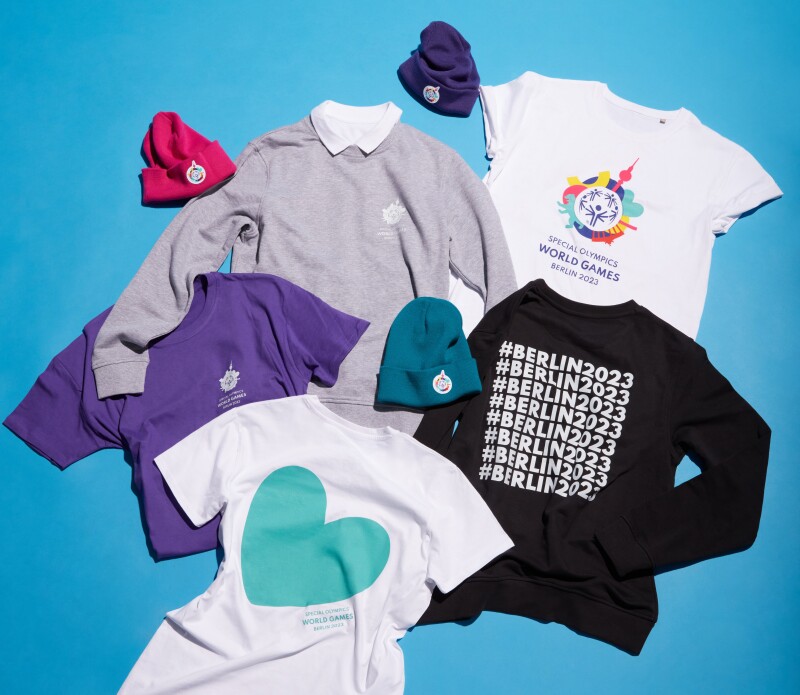 Das Foto zeigt viele verschiedene Merchandise-Produkte, die im Special Olympics Shop angeboten werden.