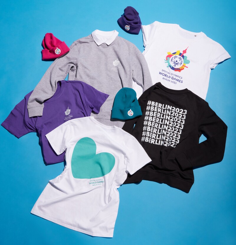 Das Foto zeigt viele verschiedene Merchandise-Produkte, die im Special Olympics Shop angeboten werden.