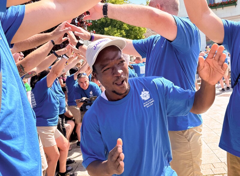 Auf dem Foto sieht man einige Delegationsmitglieder aus Syrien, die während des Host Town Programs sichtlich Spaß miteinander haben.