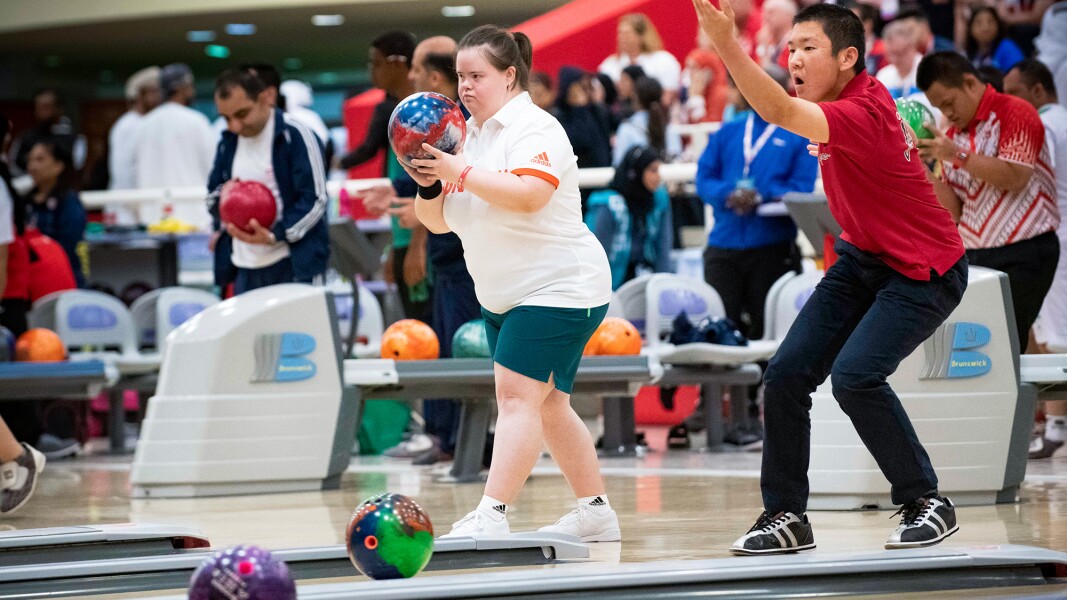 Das Foto zeigt eine Spielszene beim Bowling. Eine Spielerin und ein Spieler sind auf nebeneinanderliegenden Bahnen in Aktion.
