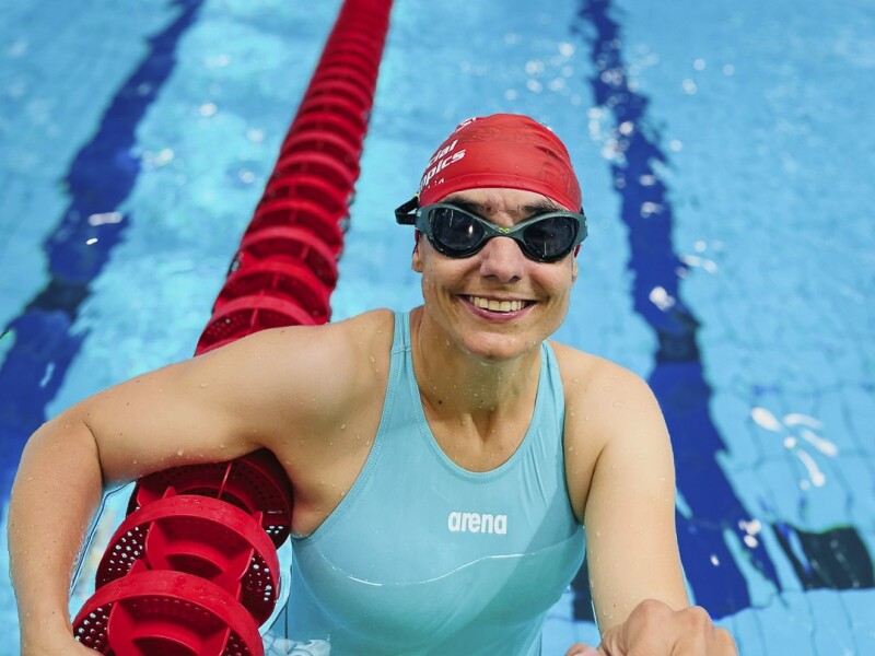 Auf dem Foto ist eine Schwimmerin beim Trainingstag zu sehen. Sie strahlt in Richtung Kamera.