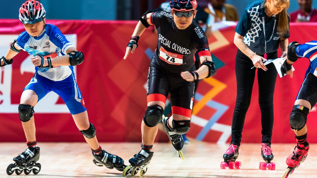 Das Foto zeigt zwei Athleten beim Roller Skating bei den Special Olympics World Games Abu Dhabi 2019.