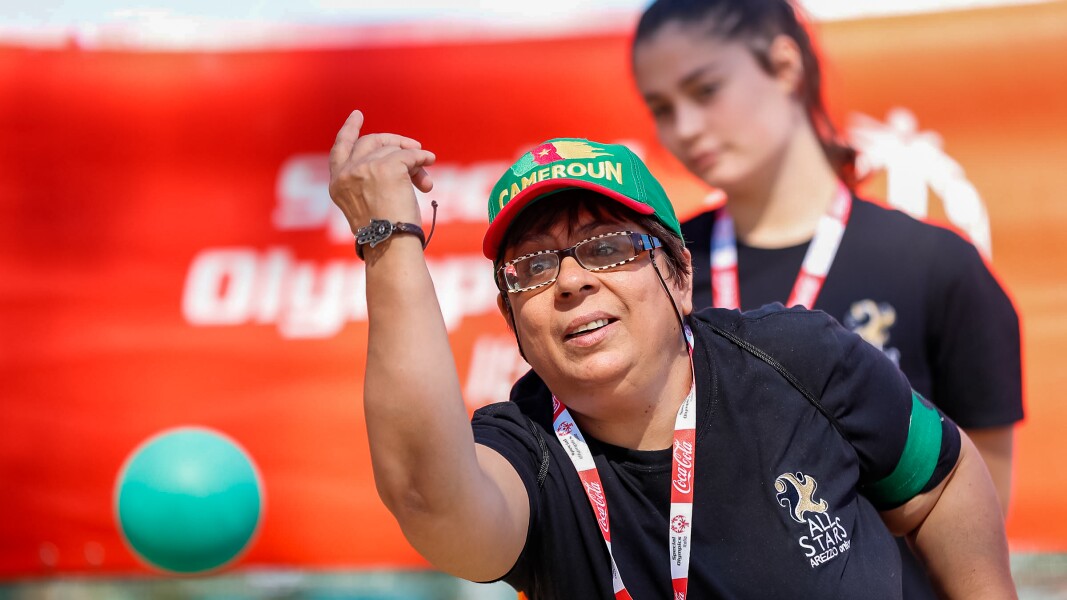 Auf dem Foto wirft eine Boccia-Spielerin gerade ihre Kugel.