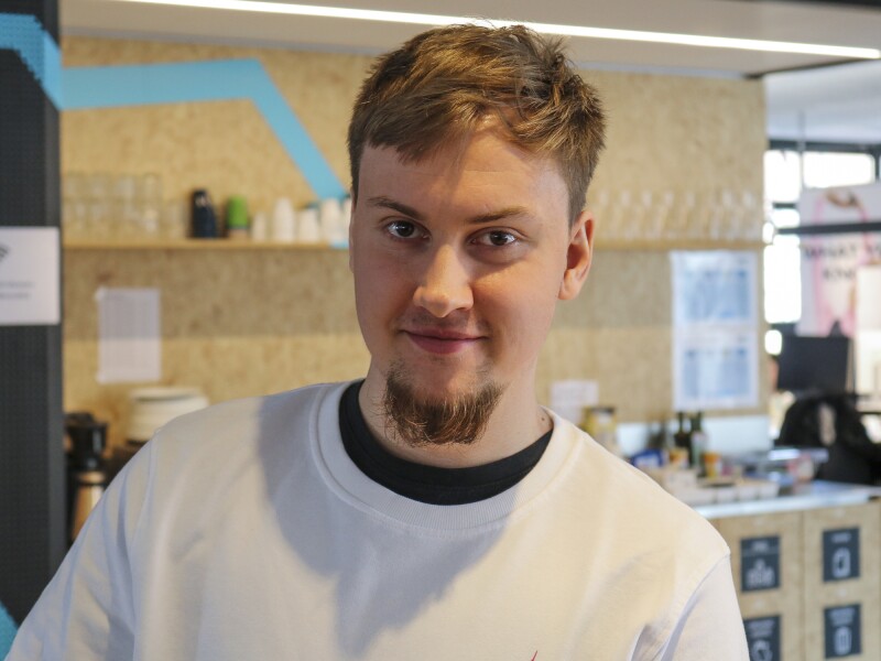 Das Foto zeigt unseren Mitarbeiter Maximilian Kröber während des Interviews zum Thema "Mitarbeit im LOC". Er schaut un die Kamera und hat ein Lächeln im Gesicht.