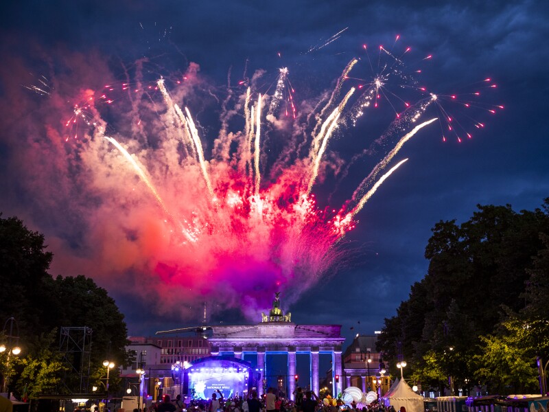 The end of the Closing Ceremony was a big fireworks display right at the Brandenburg Gate. This spectacle can be seen in the photo.