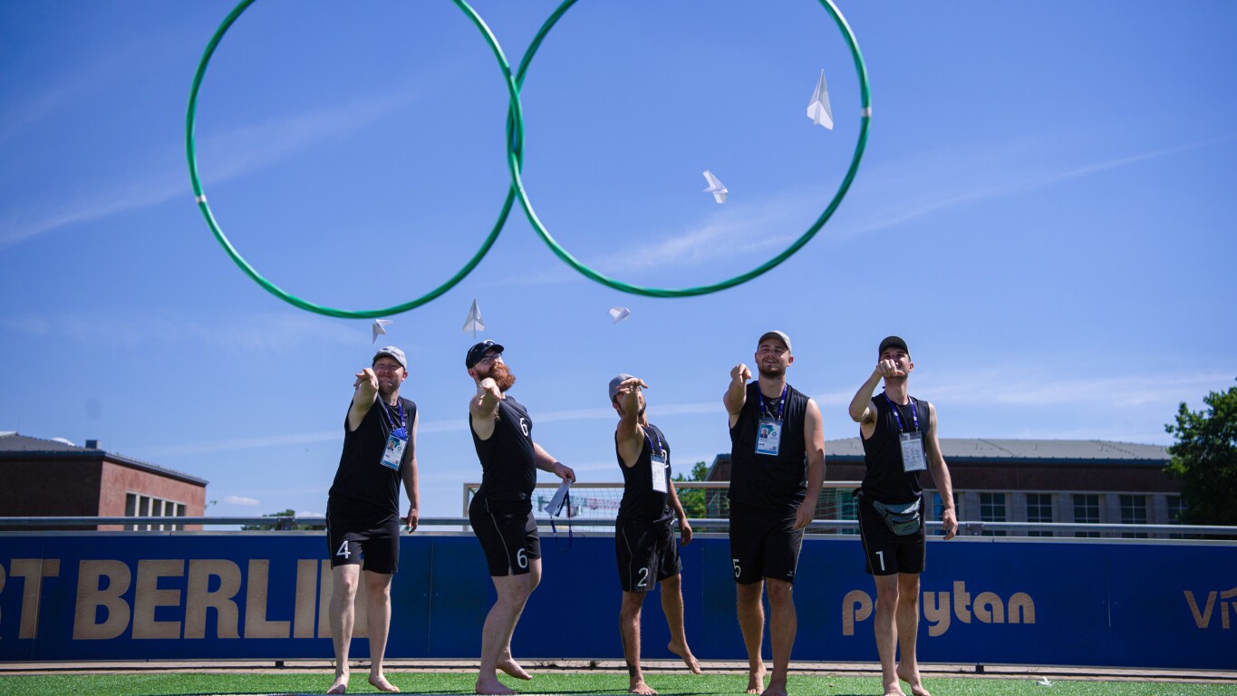 The photo shows five athletes having fun at the non-competitive sports offer during the Berlin 2022 National Games.