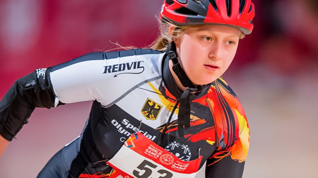 Das Foto zeigt eine deutsche Special Olympics Athletin beim Roller Skating.
