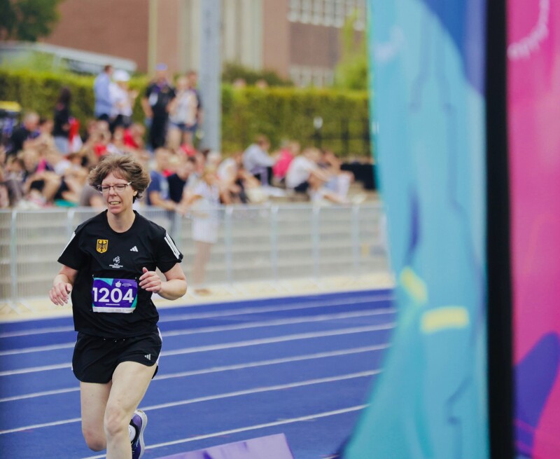 The photo shows track and field athlete Annika Meissner during her 5,000m race.