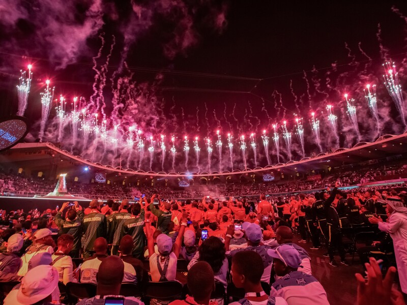 Auf dem Bild sind viele Menschen während der Eröffnungsfeier der Special Olympics World Games Abu Dhabi 2019 zu sehen.