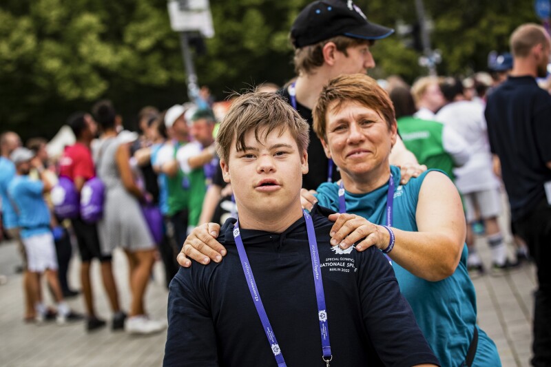 Das Foto zeigt einen Athleten mit seiner Mutter, die bei der Abschlussfeier der Nationalen Spiele am Brandenburger Tor gemeinsam Spaß haben.