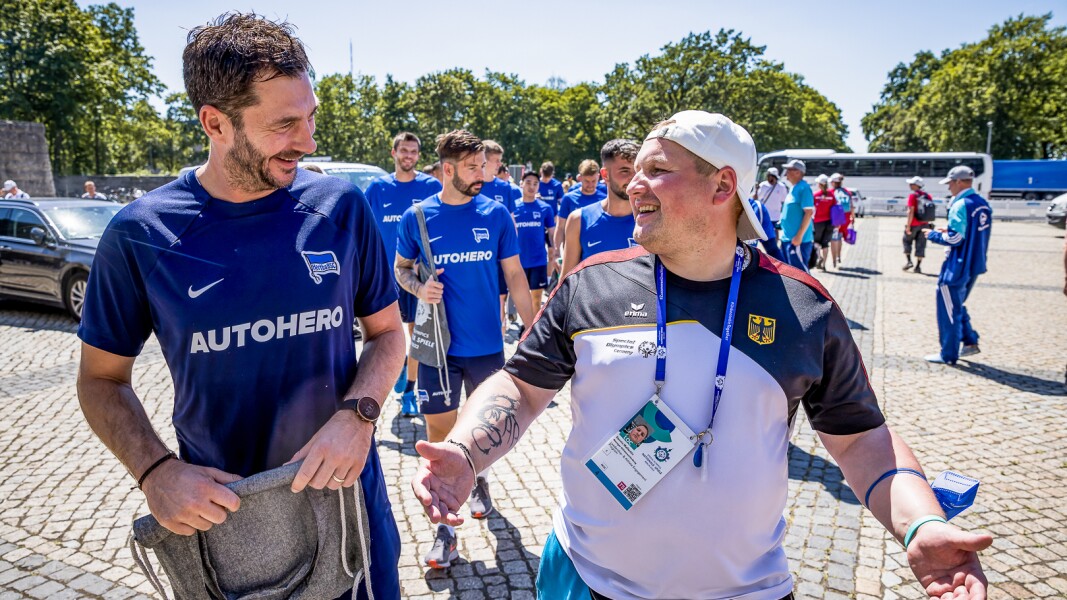 Auf dem Foto ist Hertha Trainer Sandro Schwarz mit Athletensprecher Dennis Mellentin.