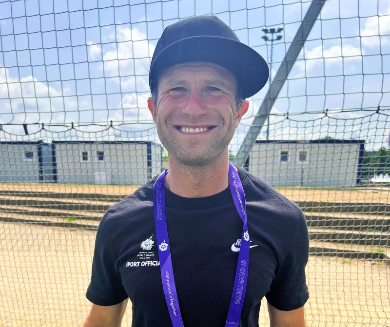 Auf dem Bild ist der Futsal Sport Official Marcus zu sehen, der in die Kamera lacht.