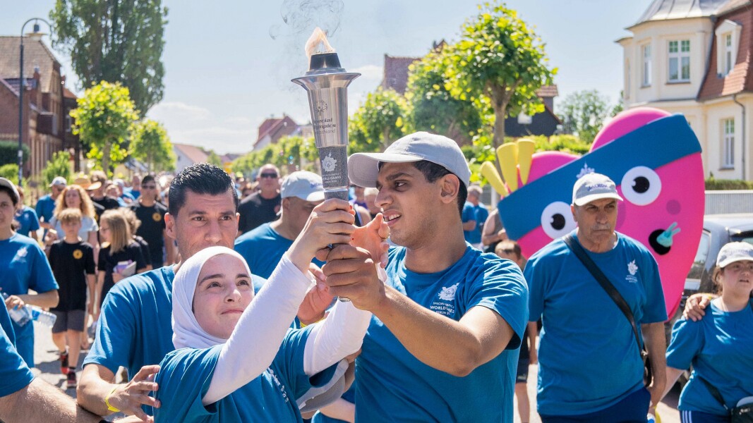 Das Foto zeigt den Fackellauf einer Host Town mit der Delegation aus Syrien.