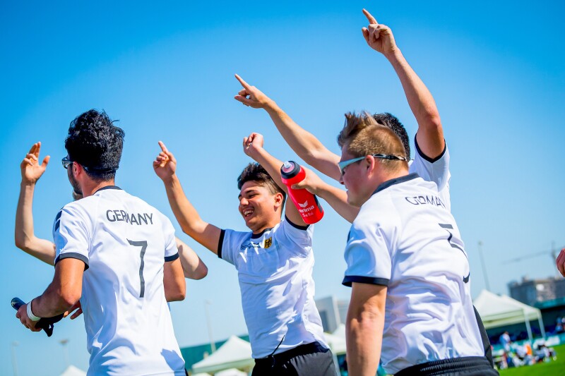 Das Foto zeigt die Spieler Melih Fidan, Mert Karaman und Sebastian Irouschek, die jubeln und sich freuen.