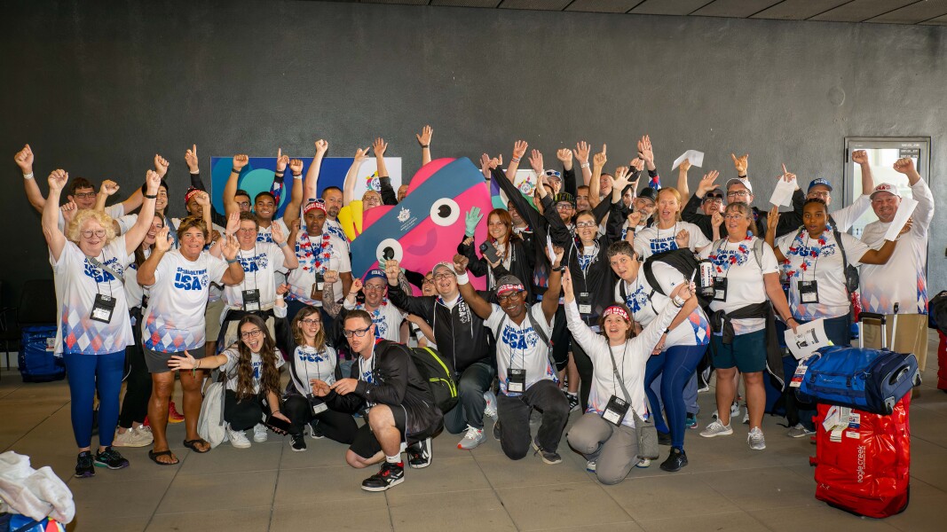 Auf dem Foto ist die amerikanische Deligation nach der Ankunft am Flughafen zu sehen. Sie wirken freudig.