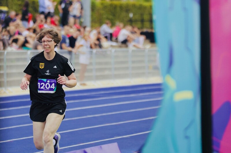 Das Foto zeigt die Leichtathletin Annika Meissner bei ihrem 5.000m-Rennen.