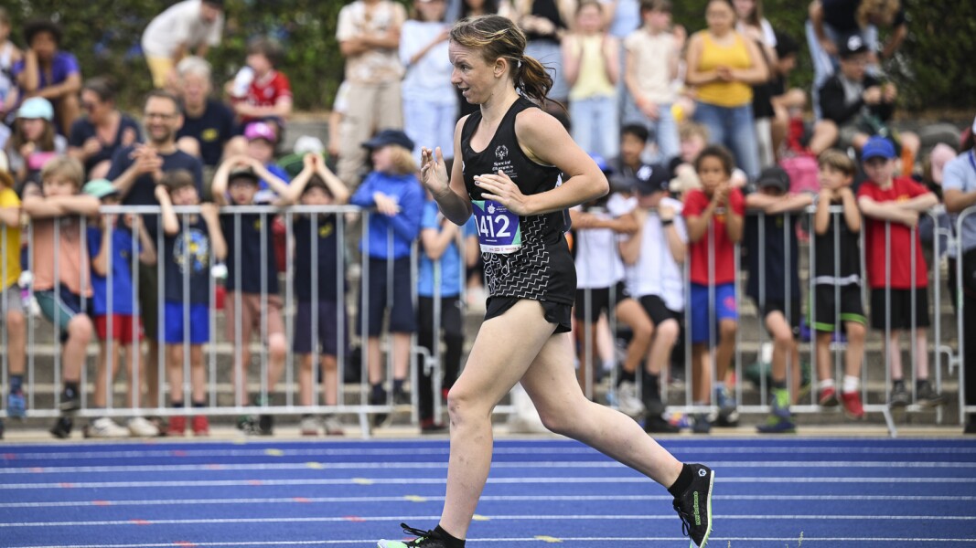 Das Foto zeigt die SO-Athletin Hayley Little bei ihrem 800-m-Lauf. Der Blick ist nach vorne gerichtet.