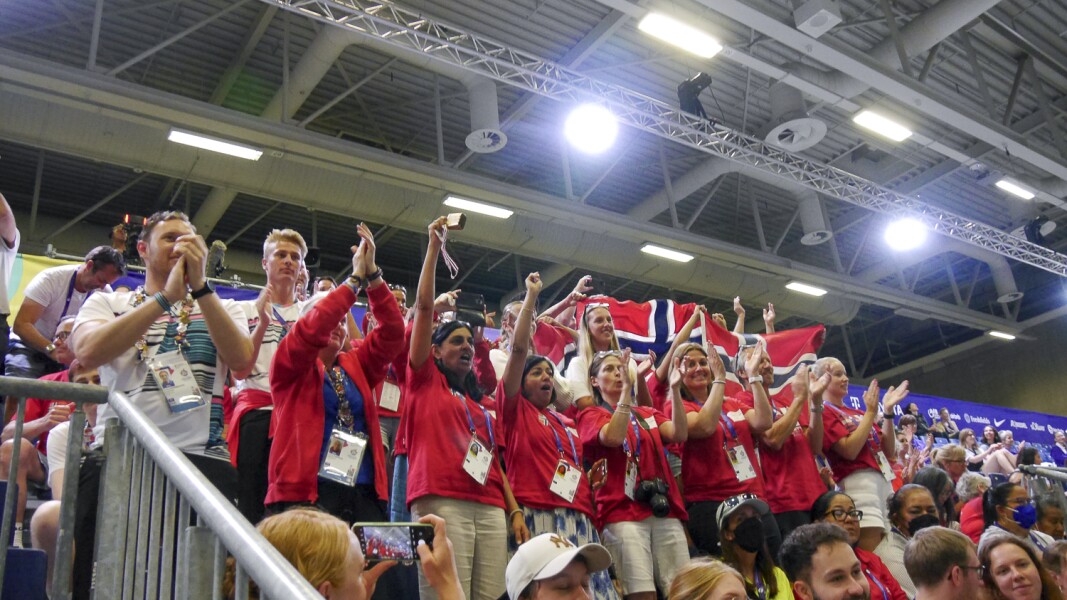 Auf dem Foto sieht man eine Gruppe von norwegischen Zuschauer*innen beim jubeln.