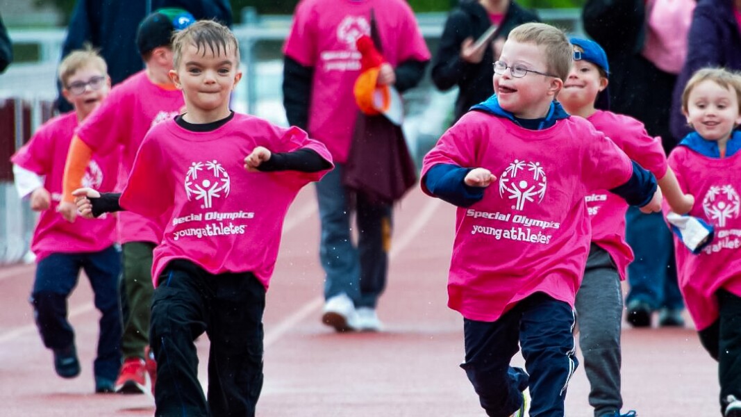 Auf dem Foto sieht man Kinder, die sich freuen und rennen.