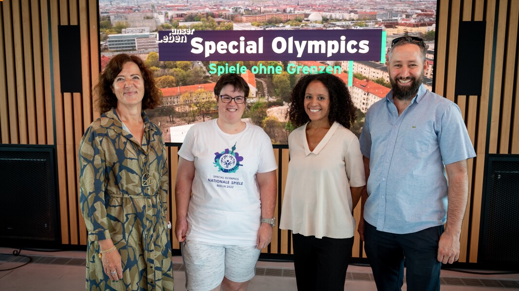 Auf dem Bild sieht man Katrin Günther, Special Olympics Athletin Juliana Rößler sowie die Produzenten Yvonne App und Michael Zimmer