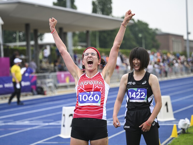 Auf dem Foto sind zwei Athlet*innen nach dem Einlauf von 800m zu sehen. Beide sind überglücklich.