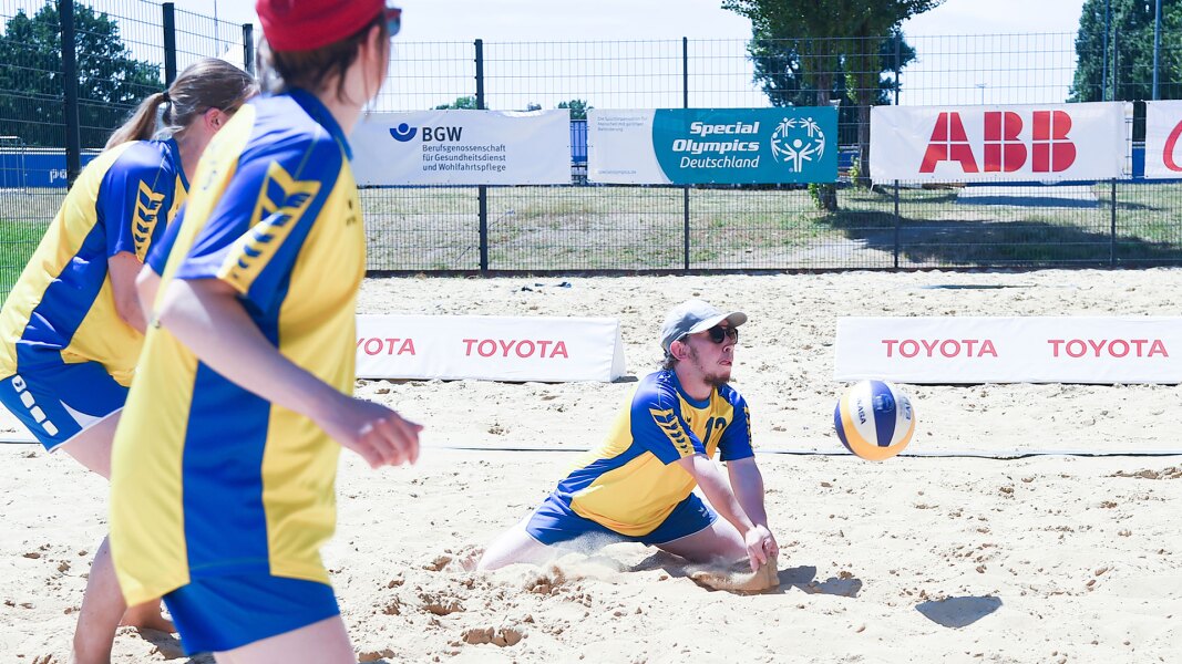 The photo shows an action scene during a beach volleyball match at the National Games.
