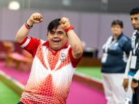 Auf dem Foto jubelt ein Boccia-Spieler während eines Wettbewerbs.