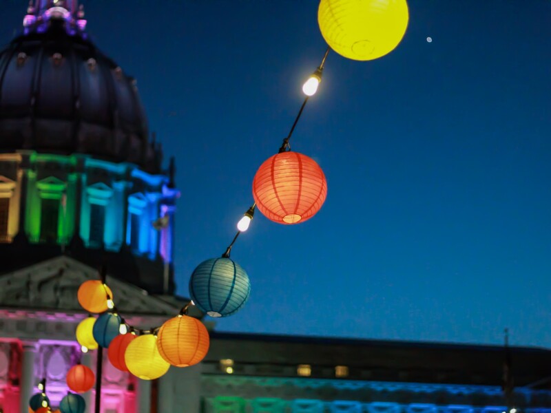 The picture shows lanterns at night. In the background you can see the Berlin Cathedral.