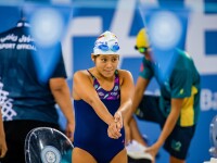 Auf dem Foto macht sich eine Schwimmerin in Badeanzug für einen Wettbewerb bereit.