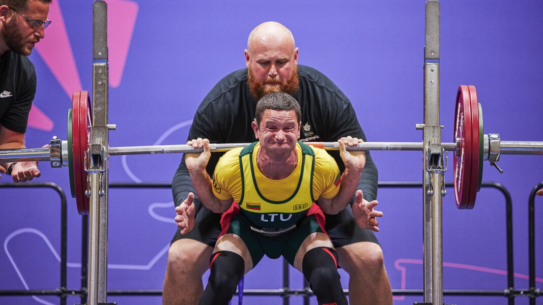 Das Bild zeigt einen Athleten aus Litauen beim Gewichtheben aus der Kniebeuge