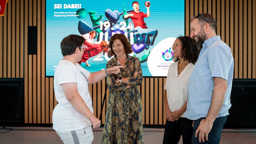 Auf dem Foto sieht man Juliana Rößler, Katrin Günther vom RBB und die Produzenten Yvonne App und Michael Zimmer